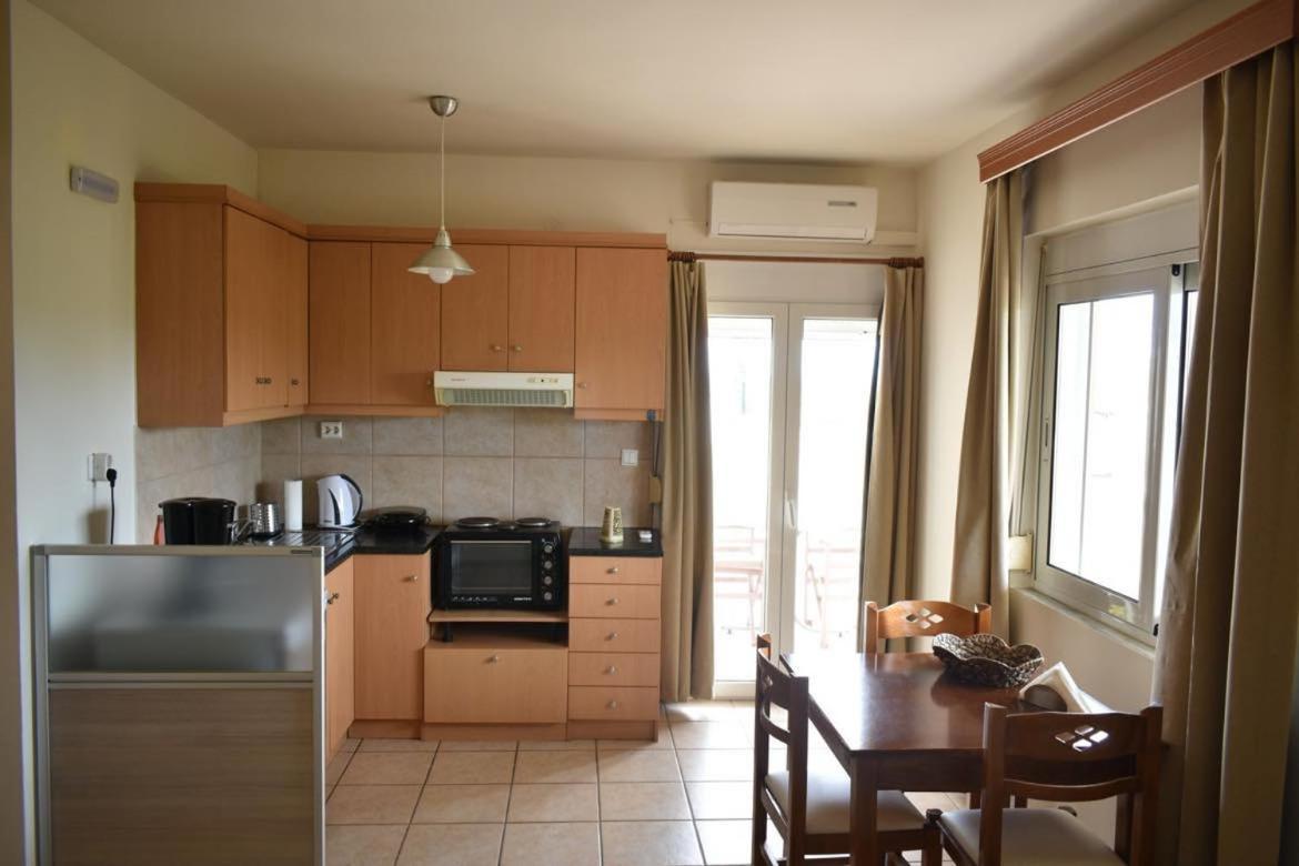 Mini Art Apartments Gerani  Екстер'єр фото