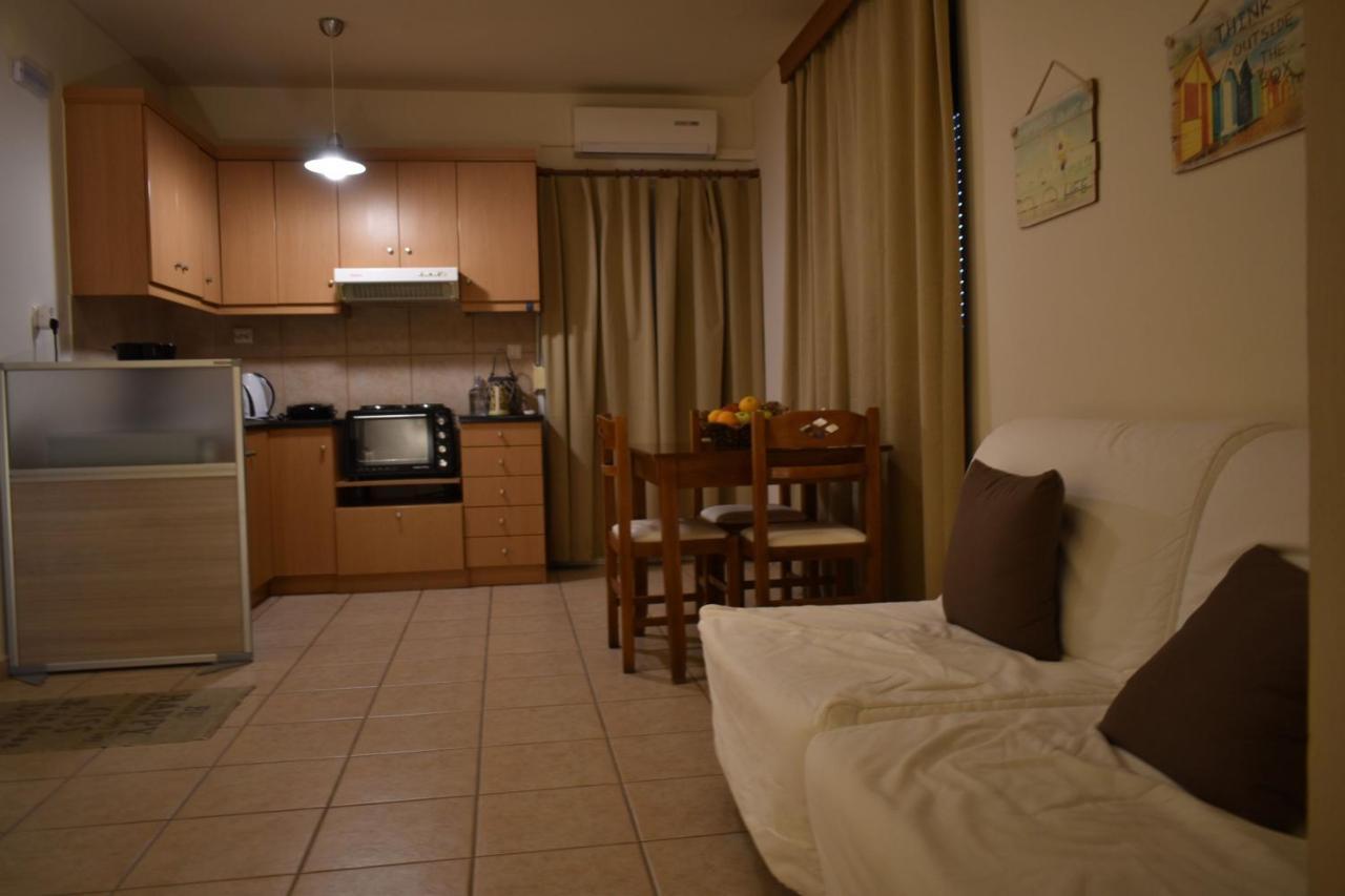 Mini Art Apartments Gerani  Екстер'єр фото
