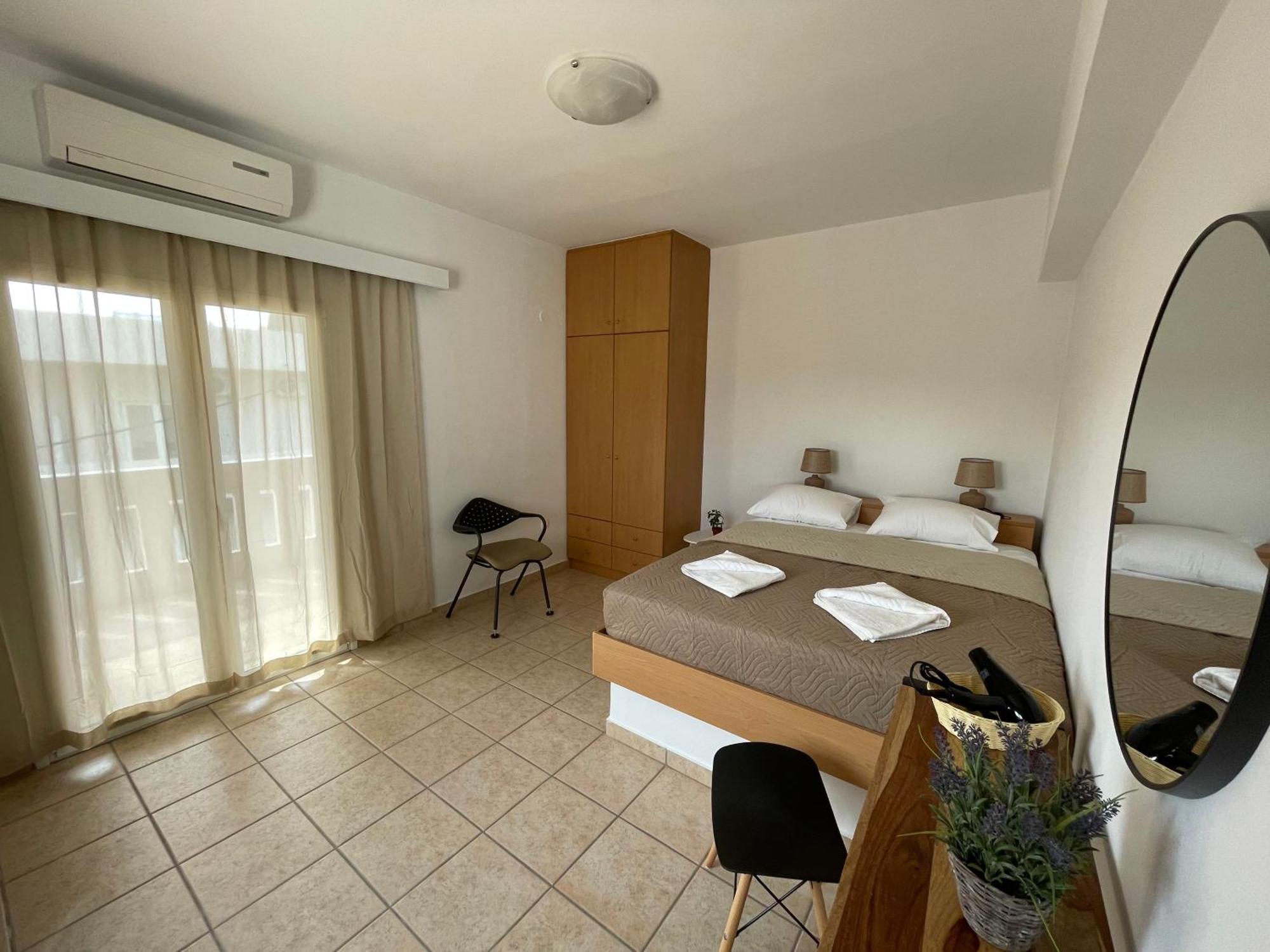 Mini Art Apartments Gerani  Екстер'єр фото