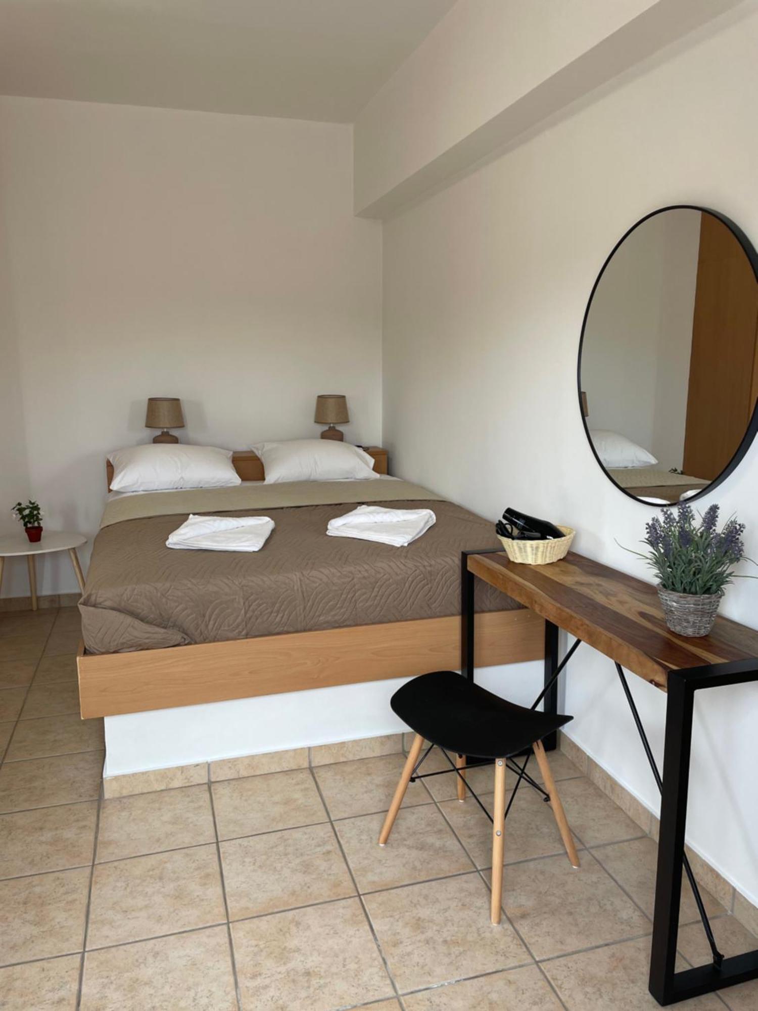 Mini Art Apartments Gerani  Екстер'єр фото