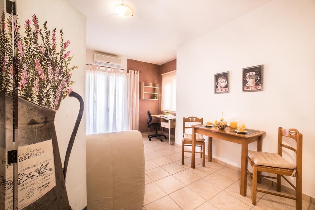 Mini Art Apartments Gerani  Екстер'єр фото